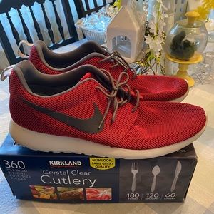 Nike roshe run og red size 13